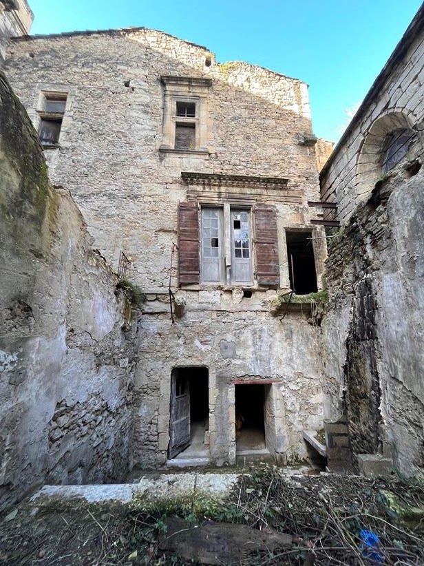 Façade sur cour de l'Hôtel de Calvières à Montfrin