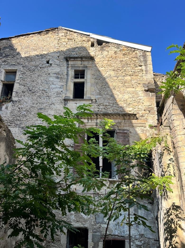 Façade sur cour de l'immeuble n°2 avec baies Renaissance