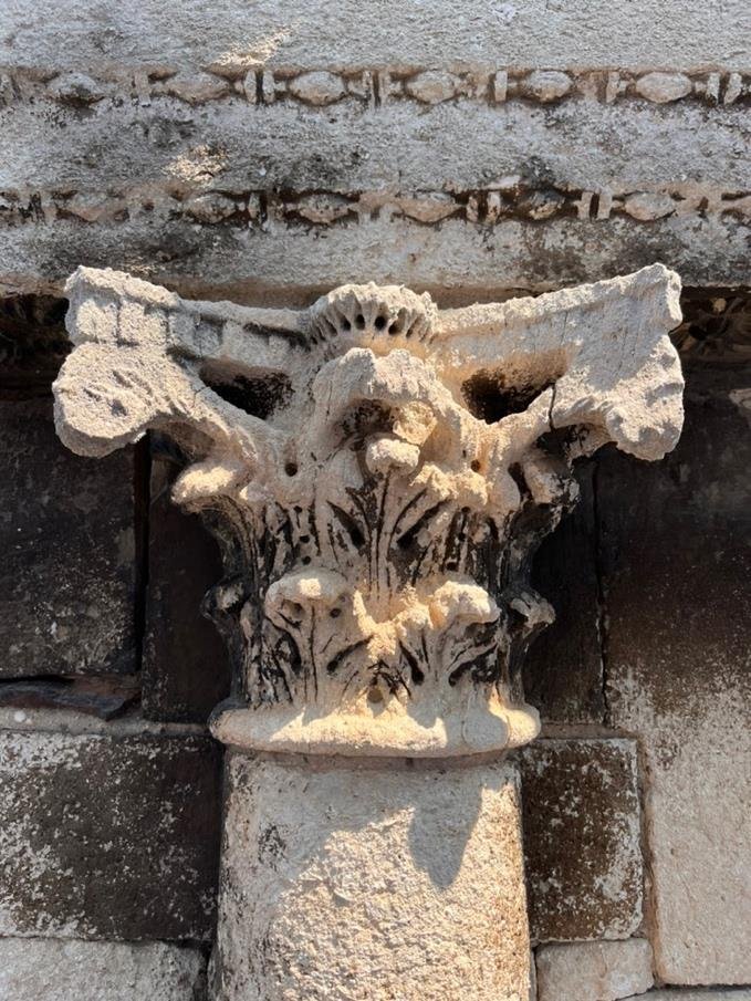 Chapiteau sculpté de l'immeuble n°2
